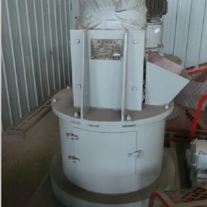 立式粉碎机安装完成